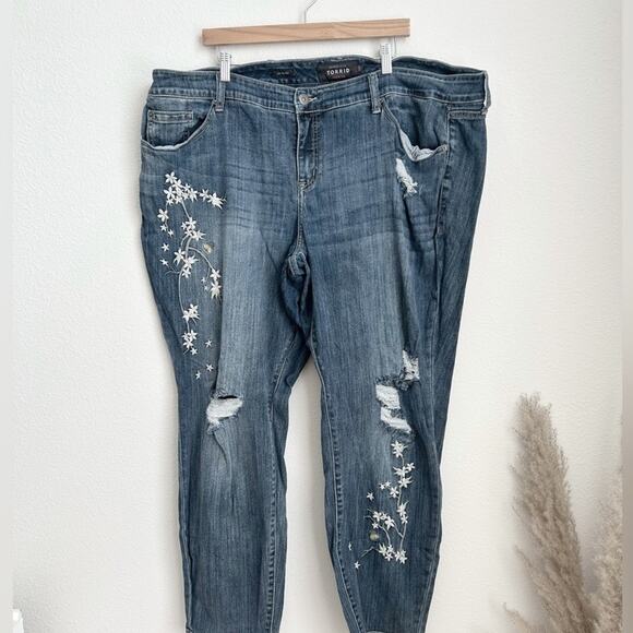Torrid Premium Boyfriend Jeans Medium Wash with Floral Embroidery Mid Rise Denim - Picture 2 of 9